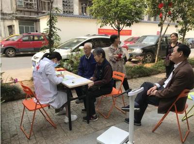 賴家圍社區紅十字志愿服務隊開展“免費健康體檢、咨詢義診”活動，健康服務暖人心